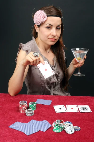 Kobieta gry hazardowe w kasynie — Zdjęcie stockowe