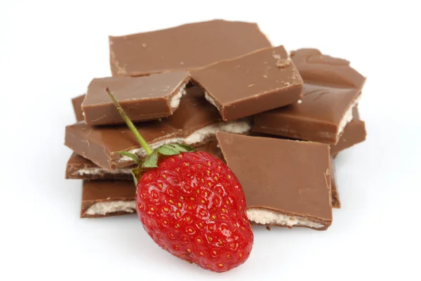 Aardbei en gehakte chocolade — Stockfoto