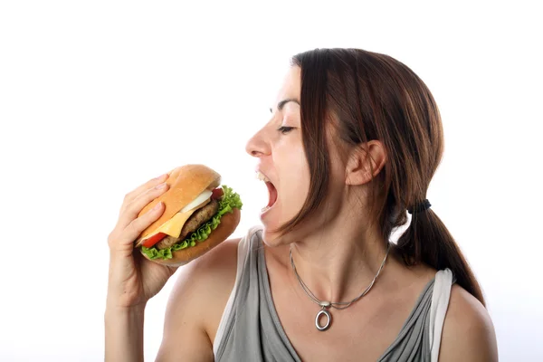 ハンバーガーを食べる女性 — ストック写真