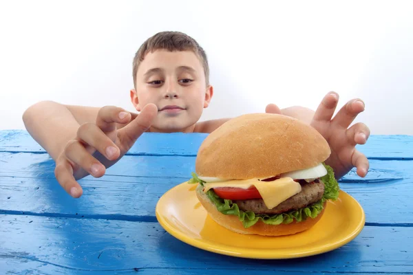 Rapaz e hambúrguer — Fotografia de Stock