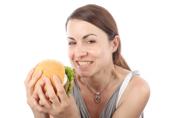 Frau isst Hamburger — Stockfoto