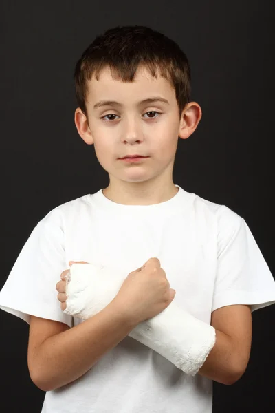 Αγόρι με κάταγμα στο χέρι στον cast — Φωτογραφία Αρχείου