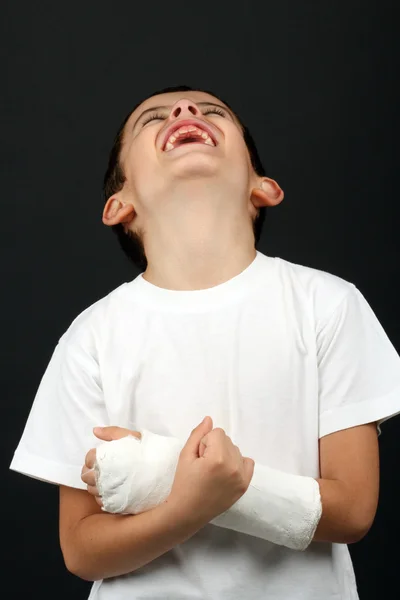 Chłopiec z złamana ręka — Zdjęcie stockowe