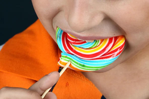 Boy eating lollipop — Stock Photo, Image