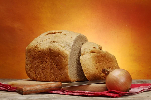 Ev yapımı ekmek ve soğan — Stok fotoğraf