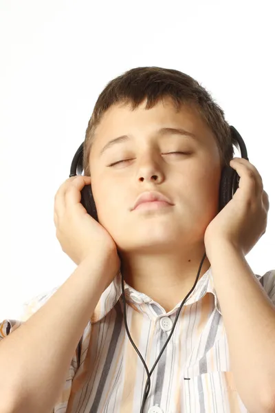 Poika kuuntelee musiikkia — kuvapankkivalokuva