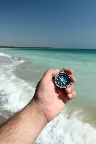 Kompas i morze — Zdjęcie stockowe