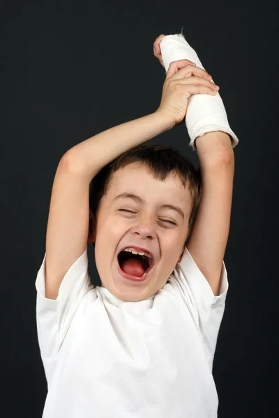 Мальчик со сломанной рукой в гипсе — стоковое фото