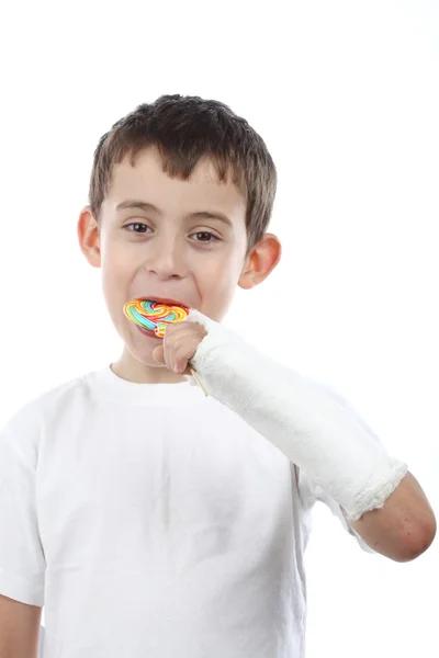 Хлопчик з'їсти льодяник — стокове фото