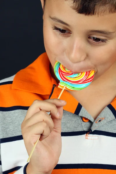 Pojke som äter slickepinne — Stockfoto