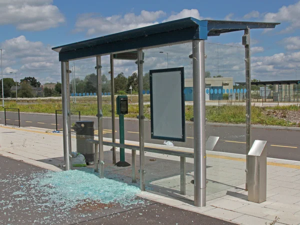 Paragem de autocarro vandalizada . Imagens De Bancos De Imagens