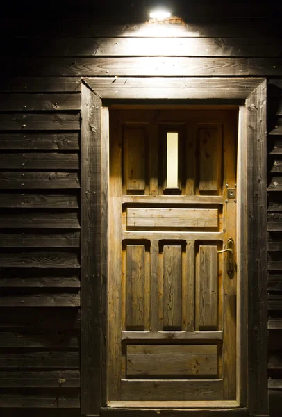 Dřevěné dveře v noci — Stock fotografie