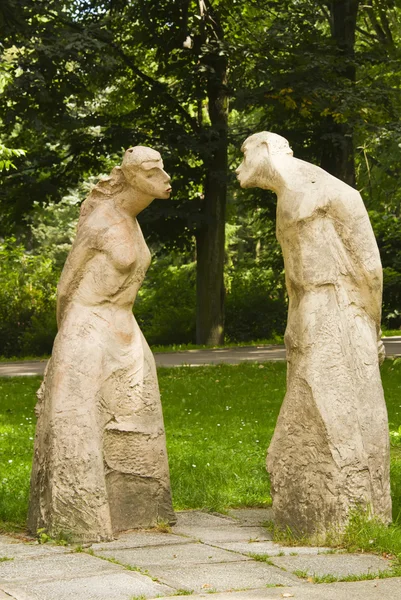 Цілуватися пара скульптура — стокове фото