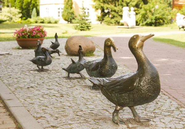 黄铜雕塑群鸭 — 图库照片