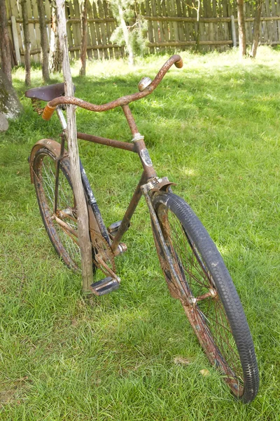 Oude roestige fiets — Stockfoto