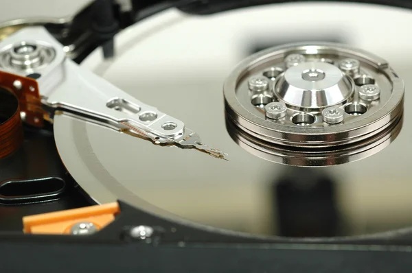 Membuka hard disk drive — Stok Foto