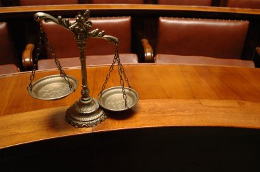 Mahkeme salonunda adaletin dekoratif terazisi