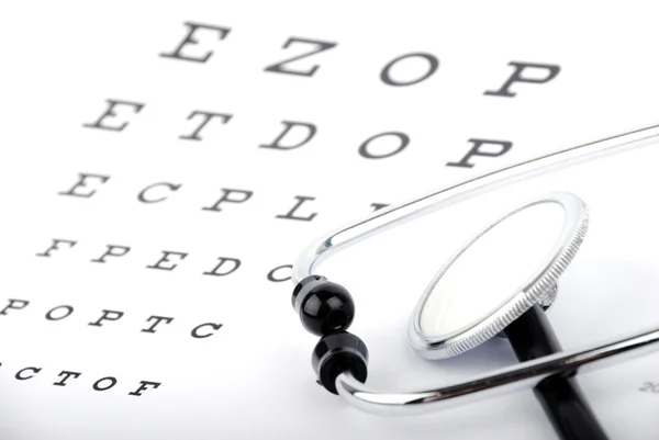 視力検査表と聴診器 — ストック写真