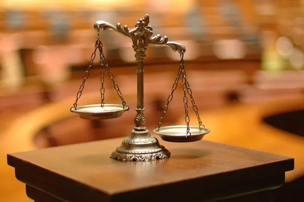 Декоративные весы правосудия в зале суда — стоковое фото