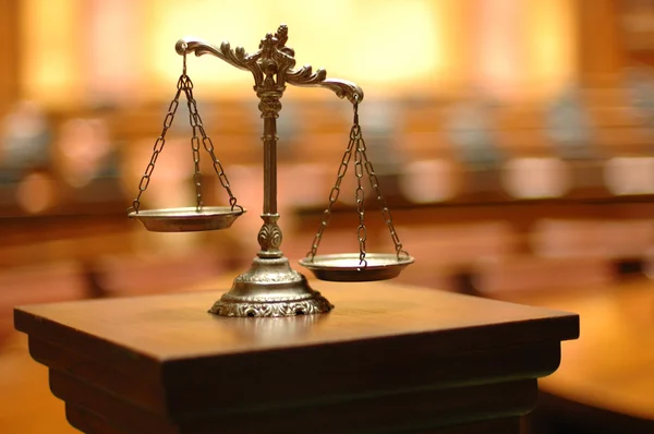 Dekorative Waage der Gerechtigkeit im Gerichtssaal — Stockfoto