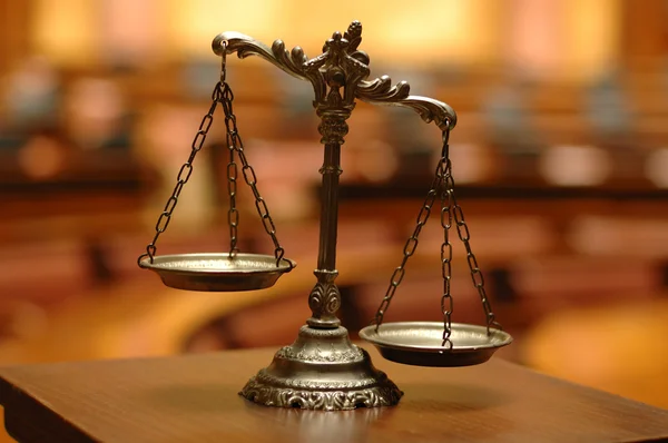 Декоративные весы правосудия в зале суда — стоковое фото