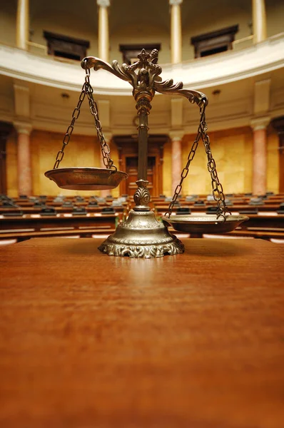 Ozdobny szalę sprawiedliwości w sądzie — Zdjęcie stockowe