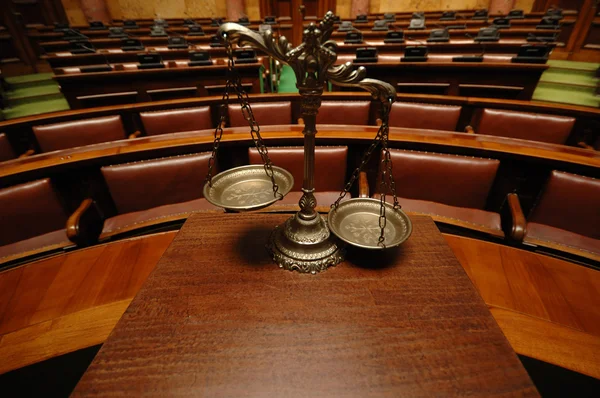 Декоративні ваги правосуддя в залі суду — стокове фото