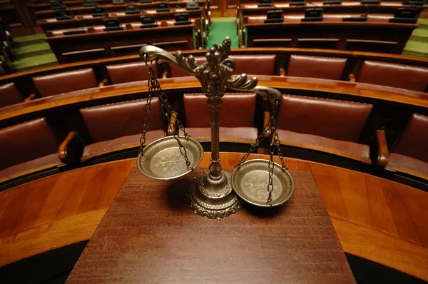 Escalas decorativas de justicia en la sala de audiencias —  Fotos de Stock