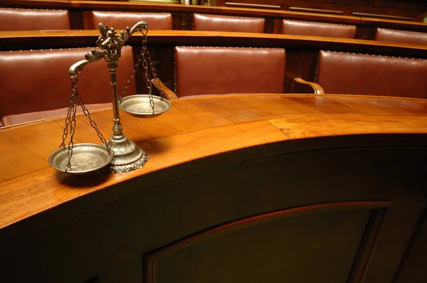 Mahkeme salonunda adaletin dekoratif terazisi — Stok fotoğraf