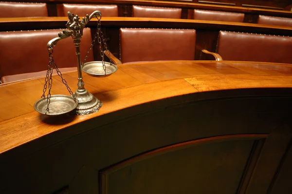 Decoratieve schalen van Justitie in de rechtszaal — Stockfoto