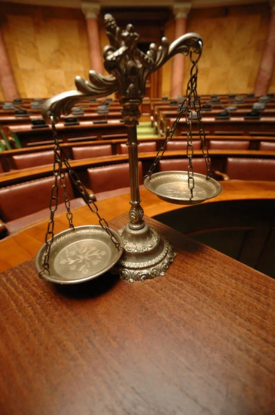 Mahkeme salonunda adaletin dekoratif terazisi — Stok fotoğraf