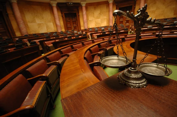 Escalas decorativas de justicia en la sala de audiencias — Foto de Stock