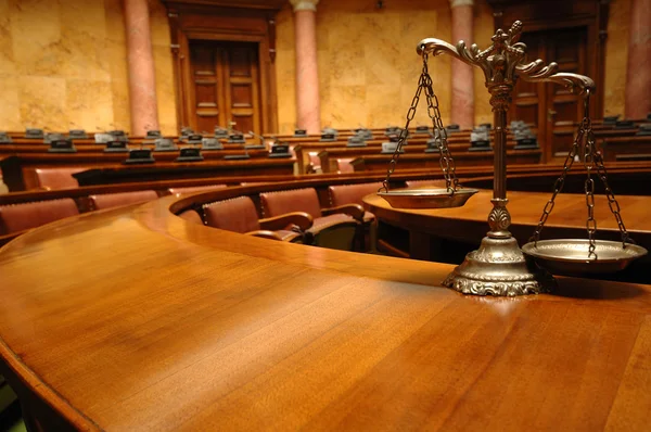 Dekorativní váhy spravedlnosti v soudní síni — Stock fotografie