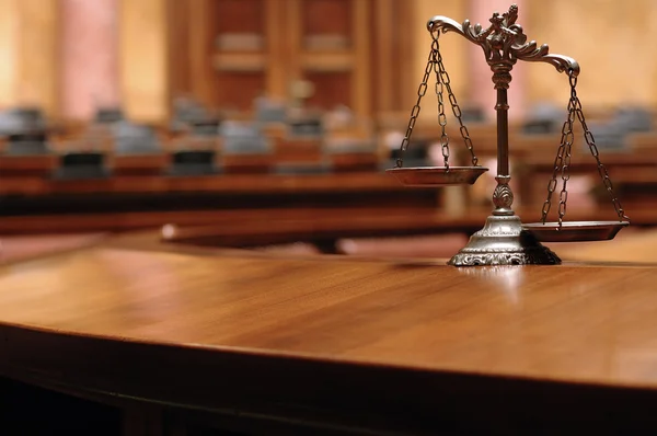 Decoratieve schalen van Justitie in de rechtszaal — Stockfoto