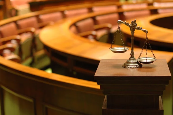 Dekorativa skalor av rättvisa i rättssalen — Stockfoto