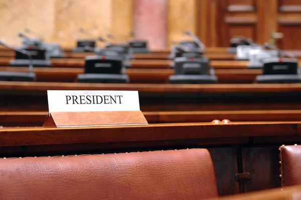 Seduta vuota del presidente nella sala conferenze — Foto Stock