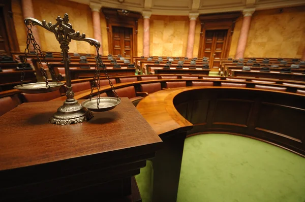 Decoratieve schalen van Justitie in de rechtszaal Rechtenvrije Stockfoto's