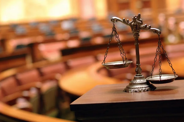 Decoratieve schalen van Justitie in de rechtszaal Stockfoto