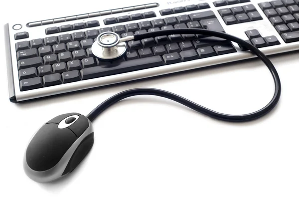 Stethoscop em um computador de teclado — Fotografia de Stock