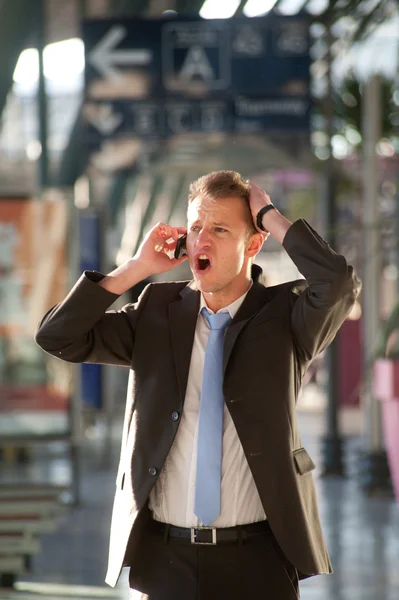 Молодой бизнесмен злится на телефон — стоковое фото