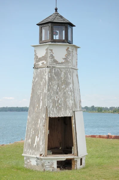 Verlassener hölzerner Leuchtturm — Stockfoto