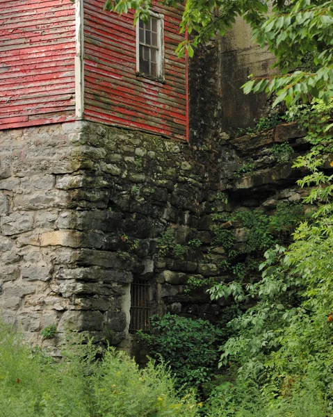 Edifício velho na pedra — Fotografia de Stock