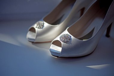 süslü beyaz düğün ayakkabıları