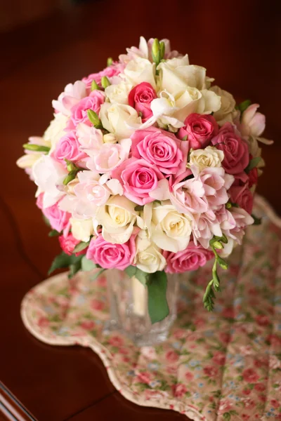 Νυφική ανθοδέσμη ρόδινα και άσπρα τριαντάφυλλα στο τραπέζι — Φωτογραφία Αρχείου