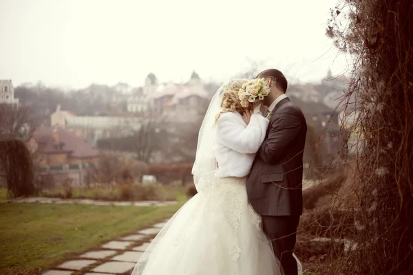 Gli sposi baciano bouquet di chiusura — Foto Stock