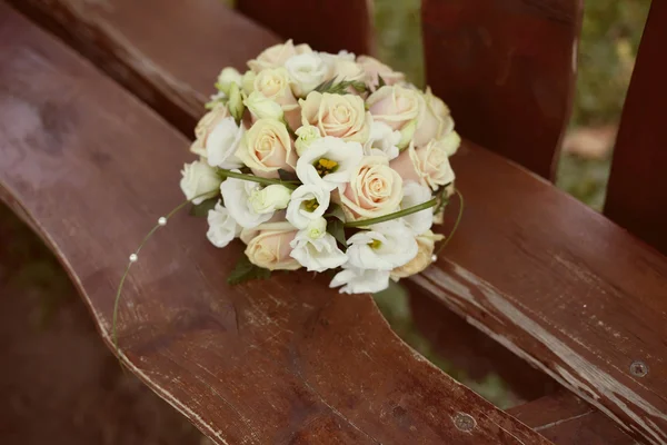 在木凳上的新娘花束 — 图库照片