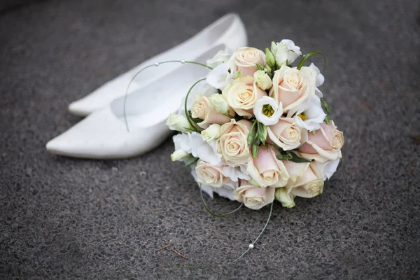 Fond de mariage de bouquet et de chaussures pont — Photo