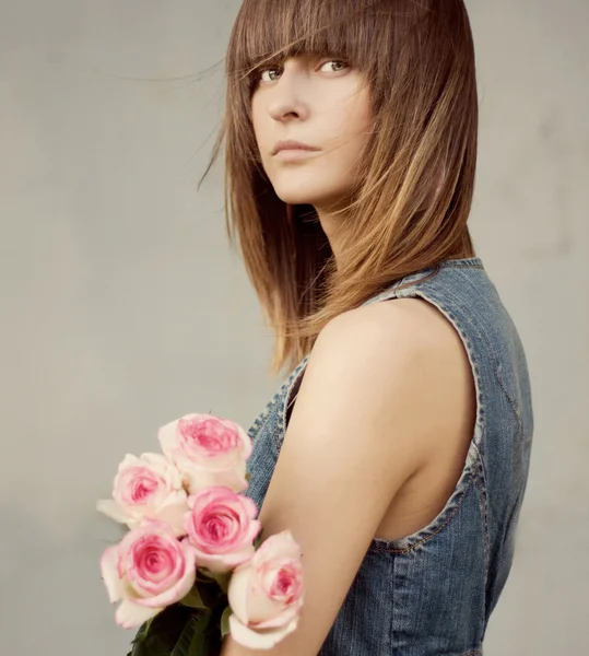 สาวสวย ดอกกุหลาบสีชมพู — ภาพถ่ายสต็อก