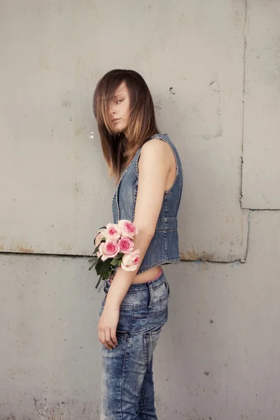 Krásná dívka s růžovými růžemi — Stock fotografie