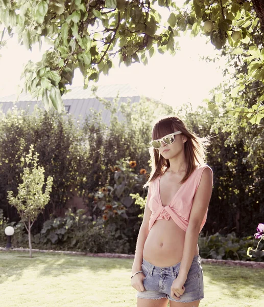 Sexy meisje in de zomer het park in zonnebril — Stockfoto